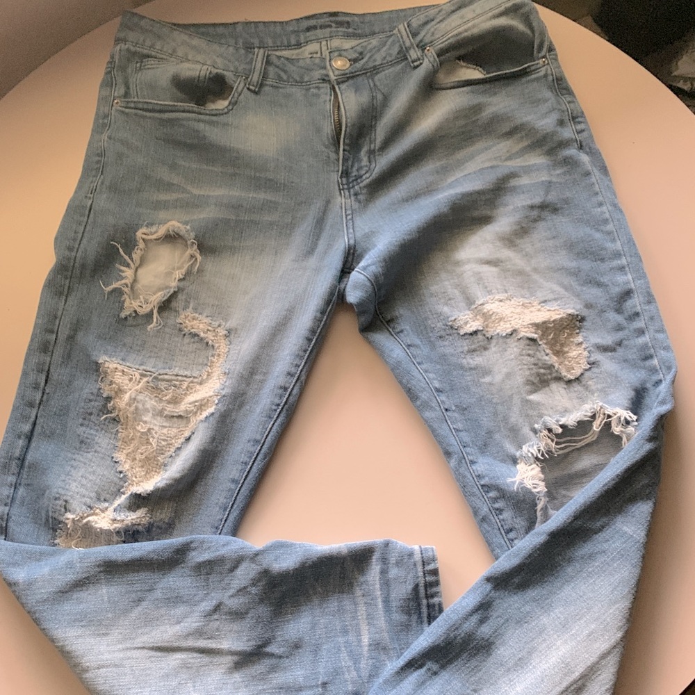 Pre cut/slim cut unisex jeans.